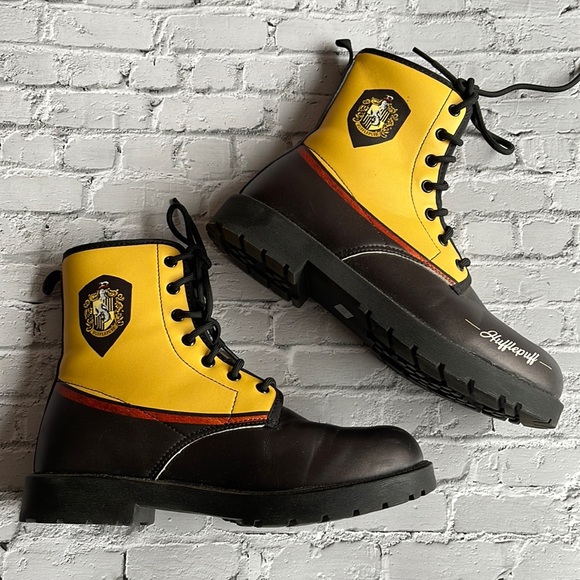 HARRY POTTER | Hufflepuff themed lace up boots - Picture 7 of 12